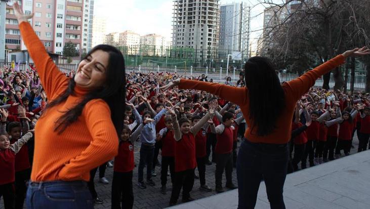 Bu okul çok başka! Türküler eşliğinde sınıfa