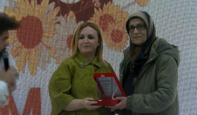 AK Parti Bayrampaşa Adayı Bayraktar ‘Yılın Emekçi Kadınları’na plaket verdi