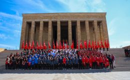 Bakan Bak, sporcular ve gençlerle Anıtkabir’i ziyaret etti