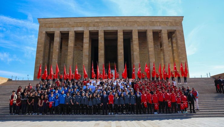 Bakan Bak, sporcular ve gençlerle Anıtkabir’i ziyaret etti