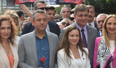 CHP lideri Özgür Özel, Zübeyde Hanım’ın mezarını ziyaret etti