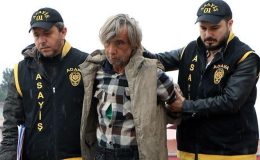 Durakta beraber kaldığı evsiz arkadaşını döverek öldürdü