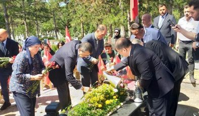 Bakan Tekin, şehit öğretmen Aybüke Yalçın’ın mezarına karanfil bıraktı