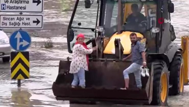 Görüntüler Ankara’dan! Selde mahsur kalan kadın kepçe ile kurtarıldı