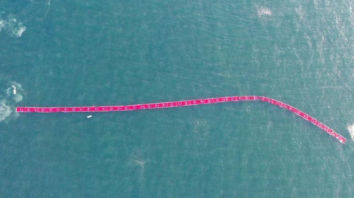 Deniz yüzeyinde hayran bırakan görüntü! 1 kilometre uzunluğunda Türk bayrağı açıldı