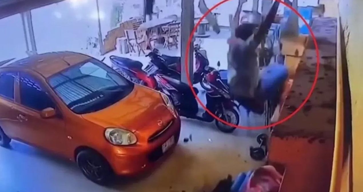 Banyodaki kadını gözetlemek için tırmandı, kaçarken düştü