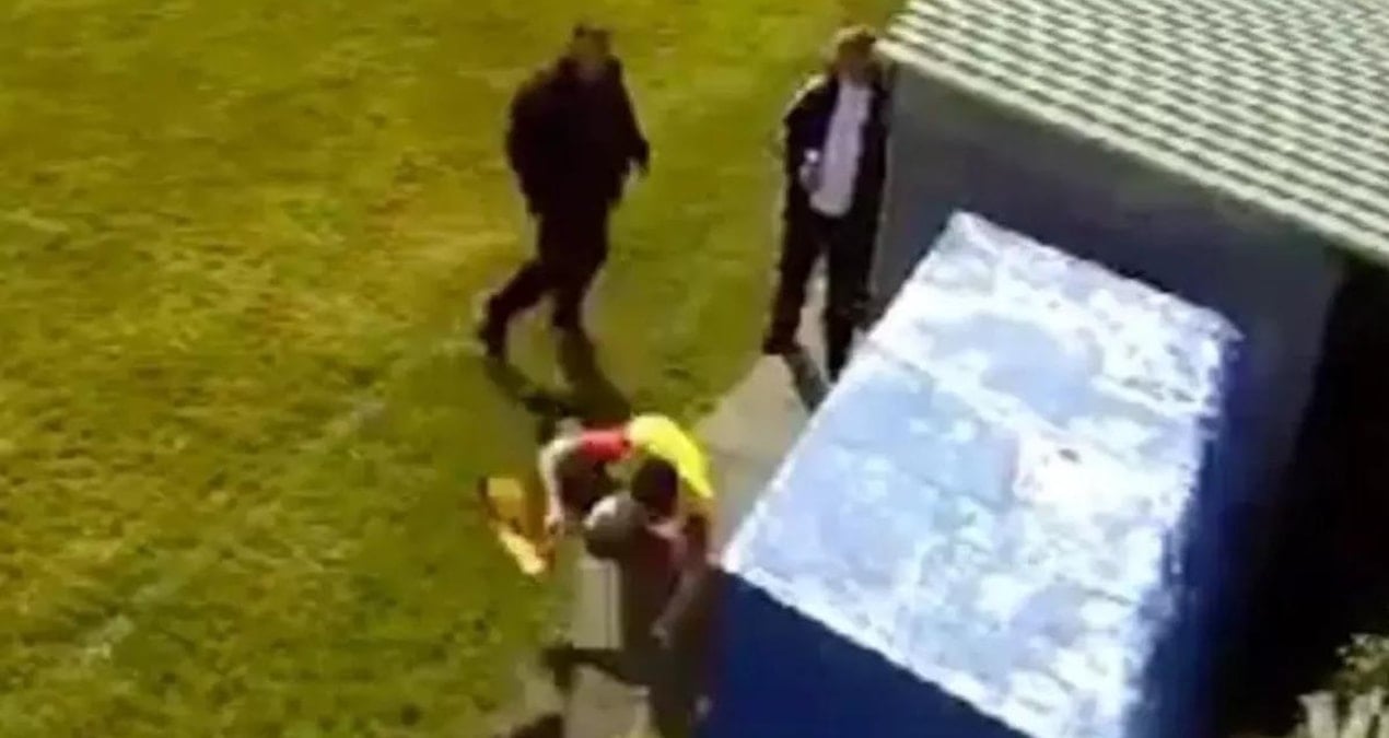 Maçta 8-0 mağlup olan teknik direktör hakemi tek yumrukla yere serdi