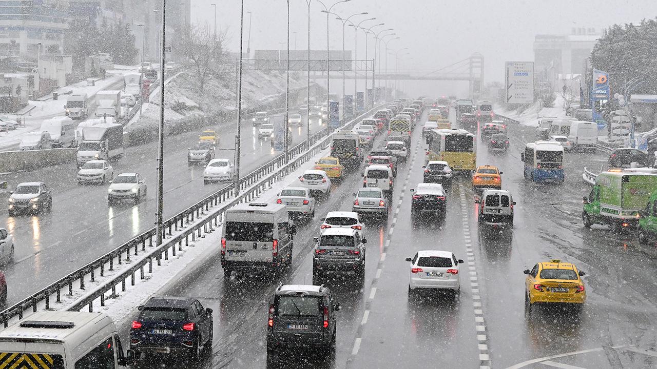 İstanbul’da kar trafik yoğunluğuna neden oldu