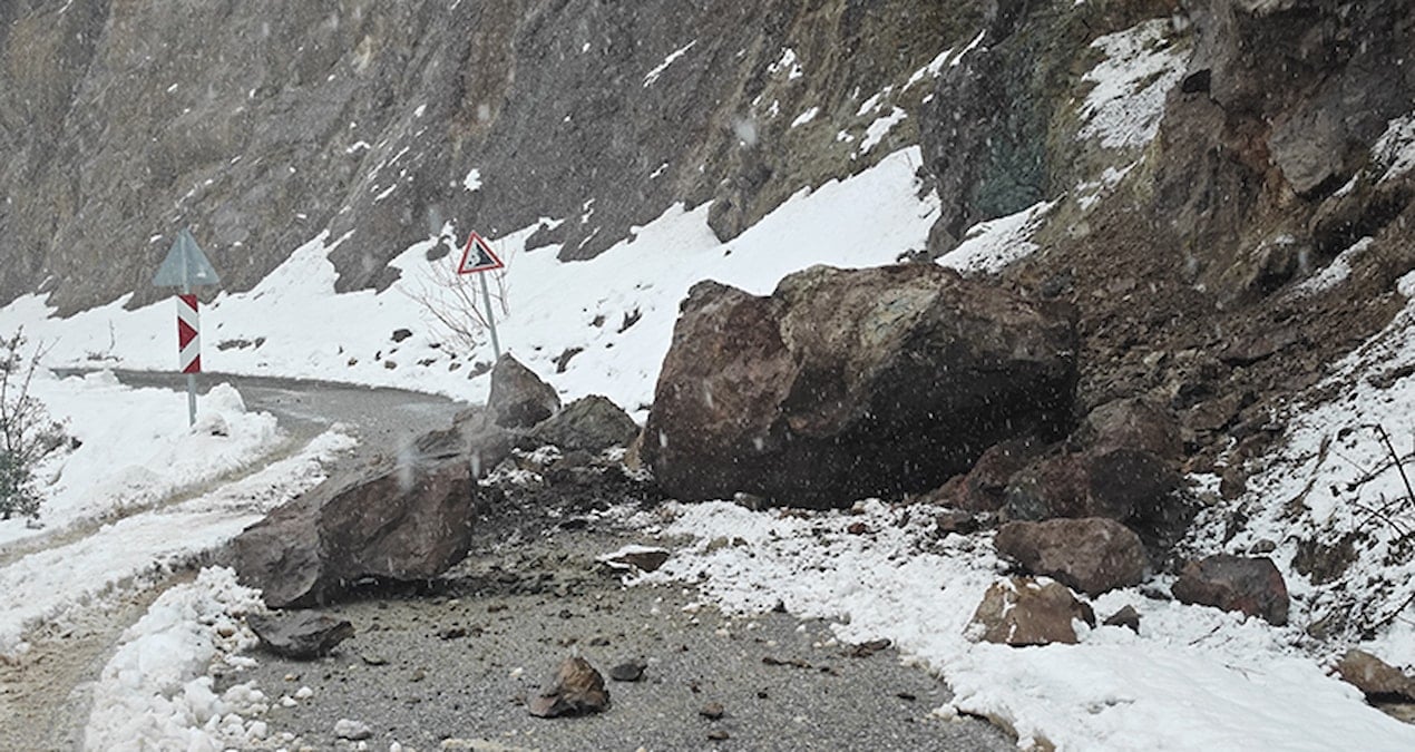 Samsun’da sağanak nedeniyle kara yoluna kaya parçaları düştü