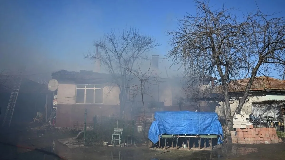 Edirne’de korkutan yangın!  2 müstakil ev kullanılamaz hale geldi